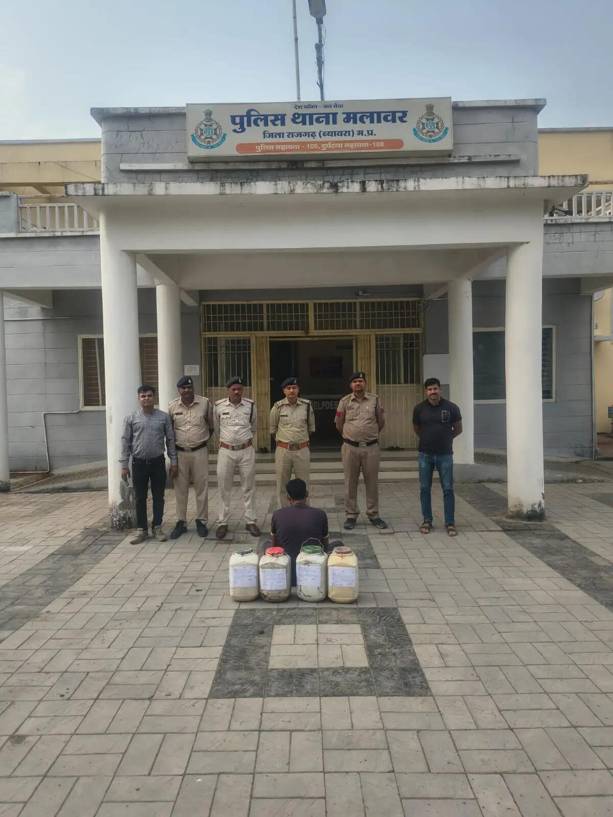 राजगढ़ः घर में बना रहा था कच्ची शराब, 60 लीटर जब्त, 300 लीटर महुआ लहान नष्ट