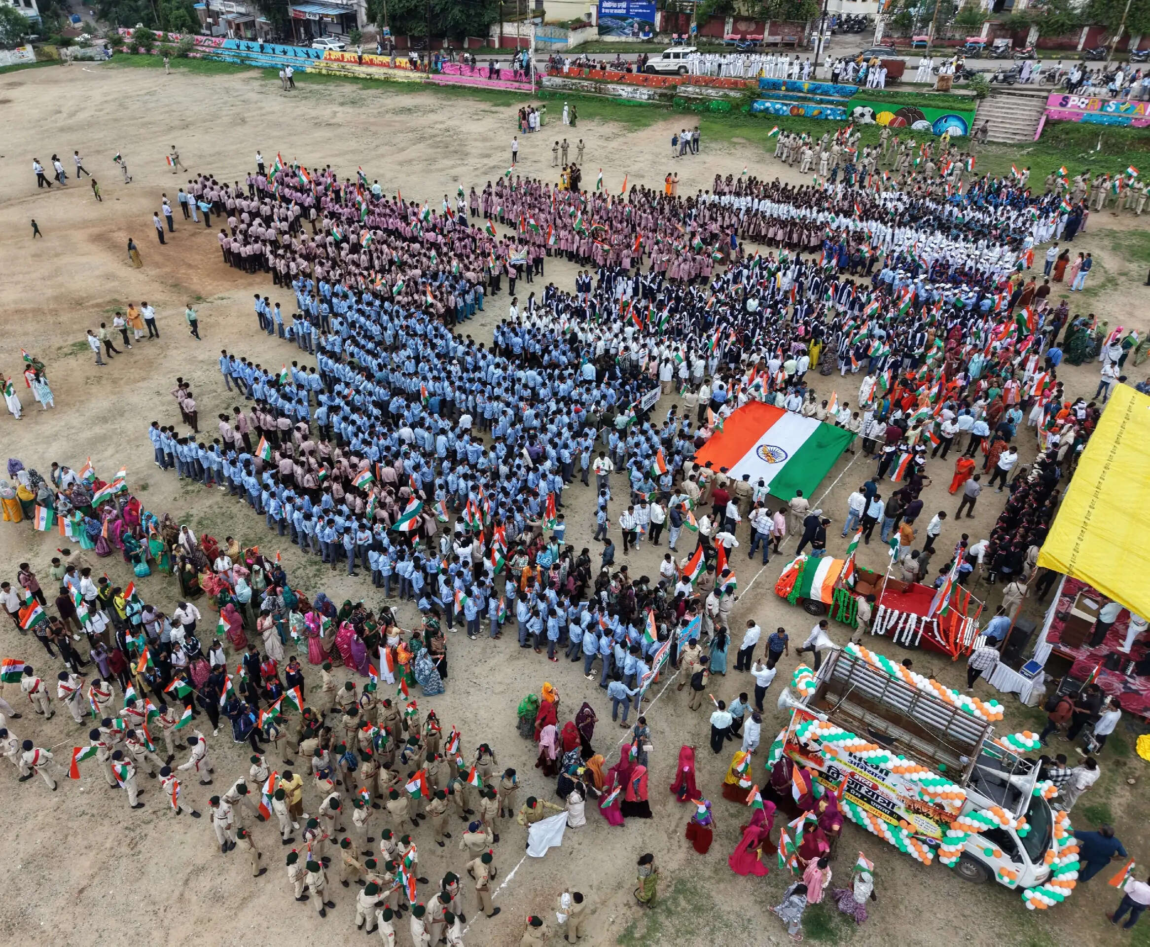 झाबुआ: हर्षोल्लास पूर्वक हुआ राष्ट्रीय ध्वज का यशगान, तिरंगा रैली में शामिल हुआ समूचा नगर