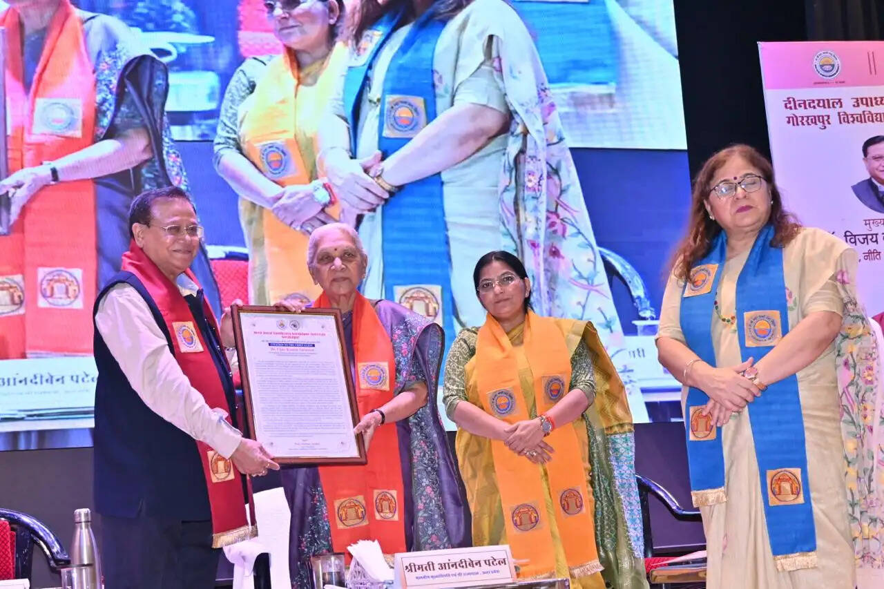 गोरखपुर विश्वविद्यालय के दीक्षांत समारोह में 85 मेधावियों को मिले 172 पदक, राज्यपाल ने कहा—डिग्री पहचान दिलाती है, चरित्र सम्मान'