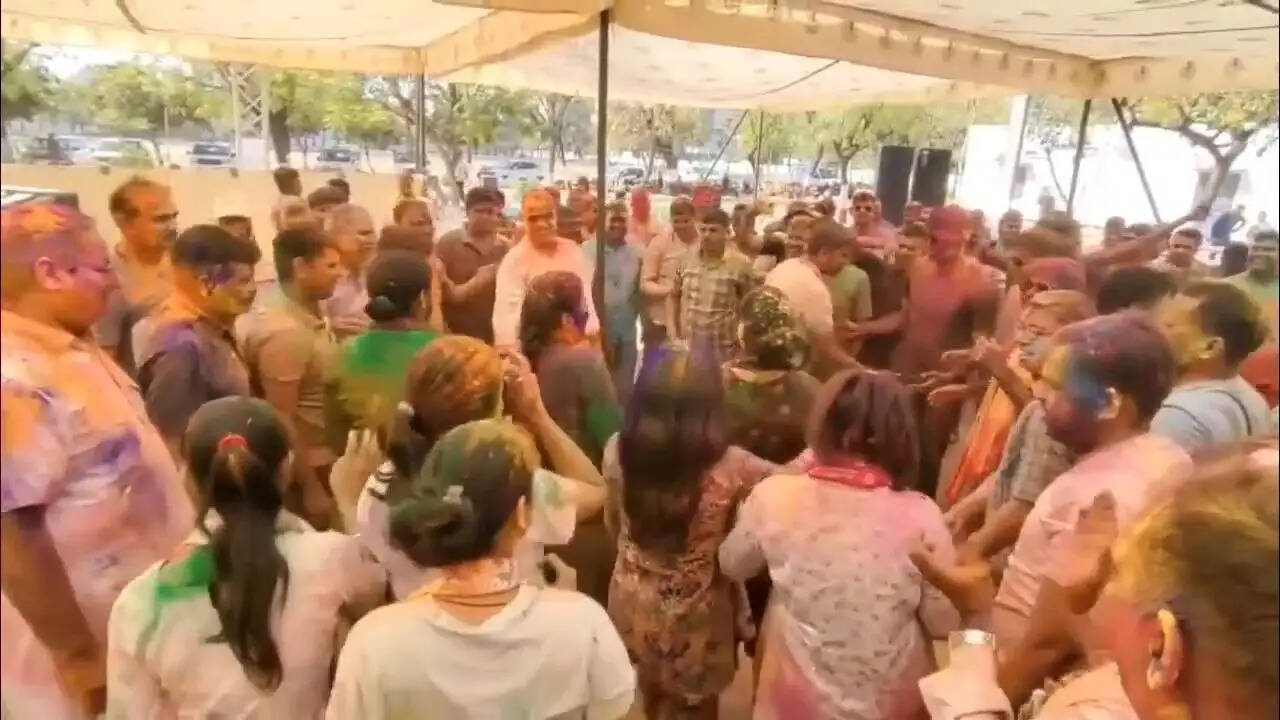 भीलवाड़ा पुलिस लाइन में रंगों की बौछार, जवानों ने एसपी को कंधों पर उठाकर किया डांस