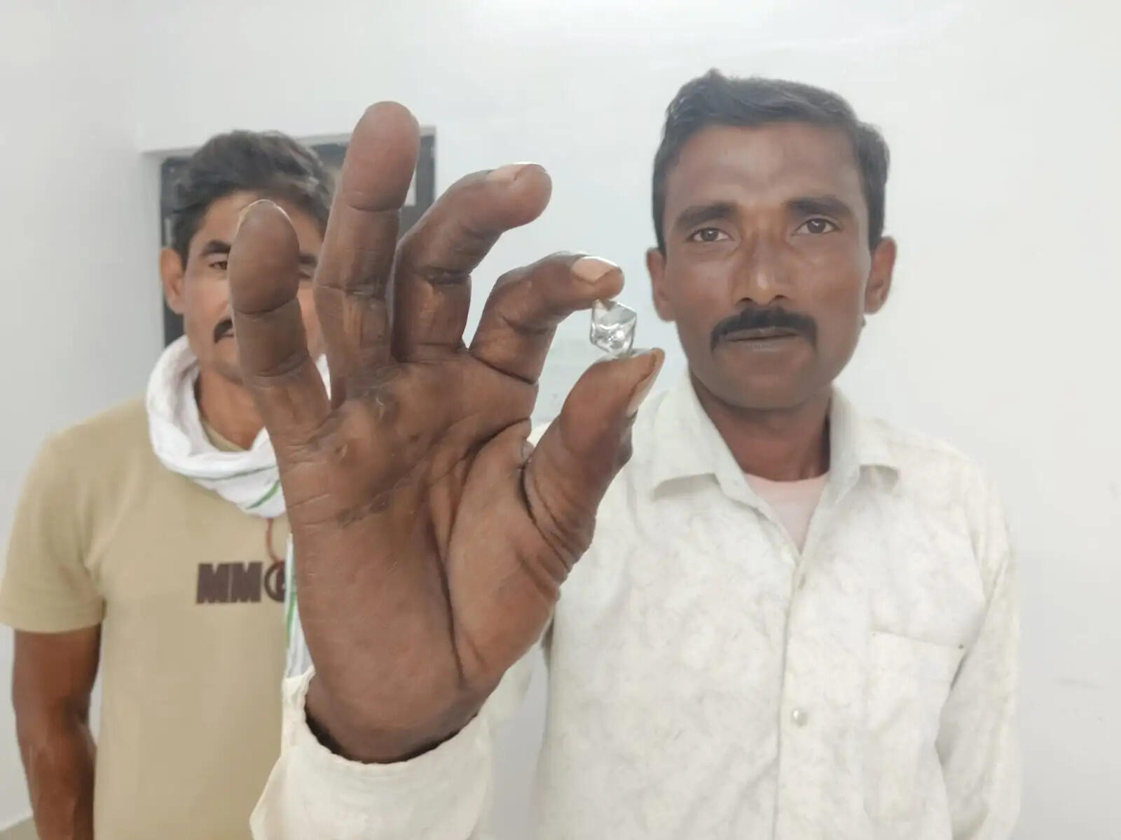 पन्ना में किसानों की चमकी किस्मत, 16.96 कैरेट का जेम क्वालिटी हीरा मिला, अनुमानित कीमत 50 से 80 लाख रुपये