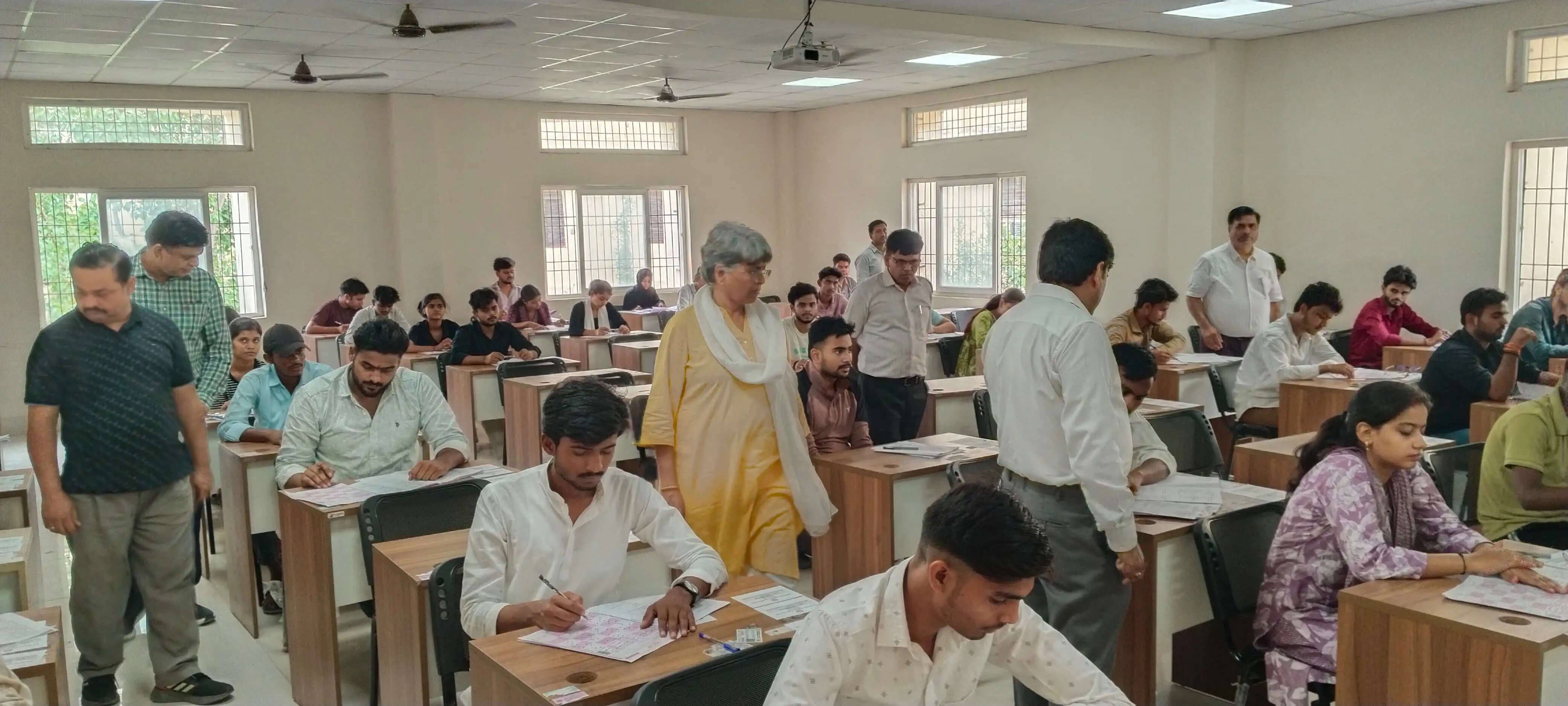 पीयूकैट-2026 की प्रवेश परीक्षा तीन पालियों में शांतिपूर्ण ढंग से संपन्न