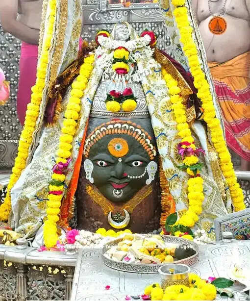 उज्जैन:&nbsp;महाकाल का देवी स्वरूप में शृंगार, रजत मुकुट और मुंडमाला से सजे बाबा