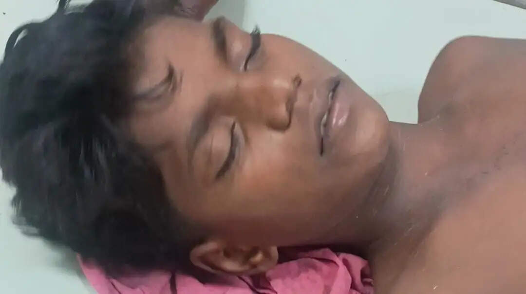 देवरिया : स्कूल में आकाशीय बिजली गिरी, चपेट में आने से कक्षा सात का छात्र झुलसा