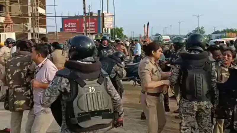 मप्र : नरोत्तम मिश्रा को टिकट न मिलने पर दतिया में बवाल, एसपी समेत 8 पुलिसकर्मी घायल