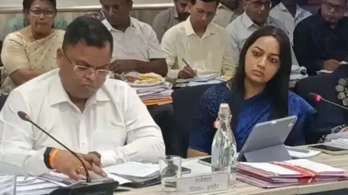 सरकारी बैठक में साथ बैठे दिखे आईएएस दंपती, इंदौर और बड़वानी के कलेक्टर हैं पति-पत्नी