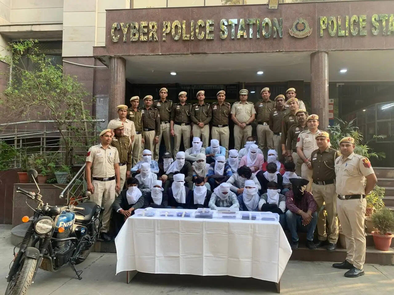 पुलिस ने 11 राज्यों में छापेमारी कर 1.5 करोड़ से अधिक की ठगी में शामिल 27 साइबर अपराधी दबाेचे