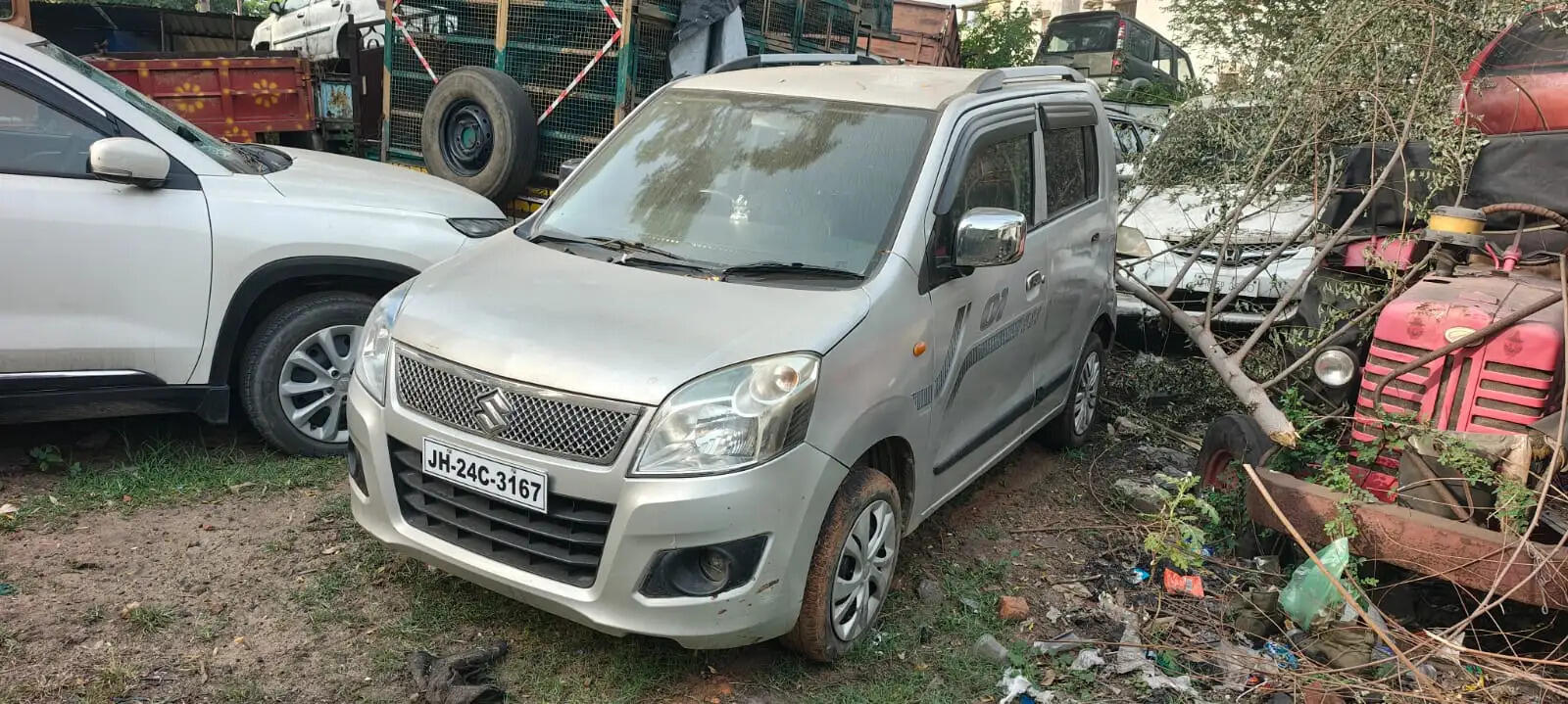 हथियार छिपाने के आरोपित को ढूंढ रही पुलिस, कार बरामद