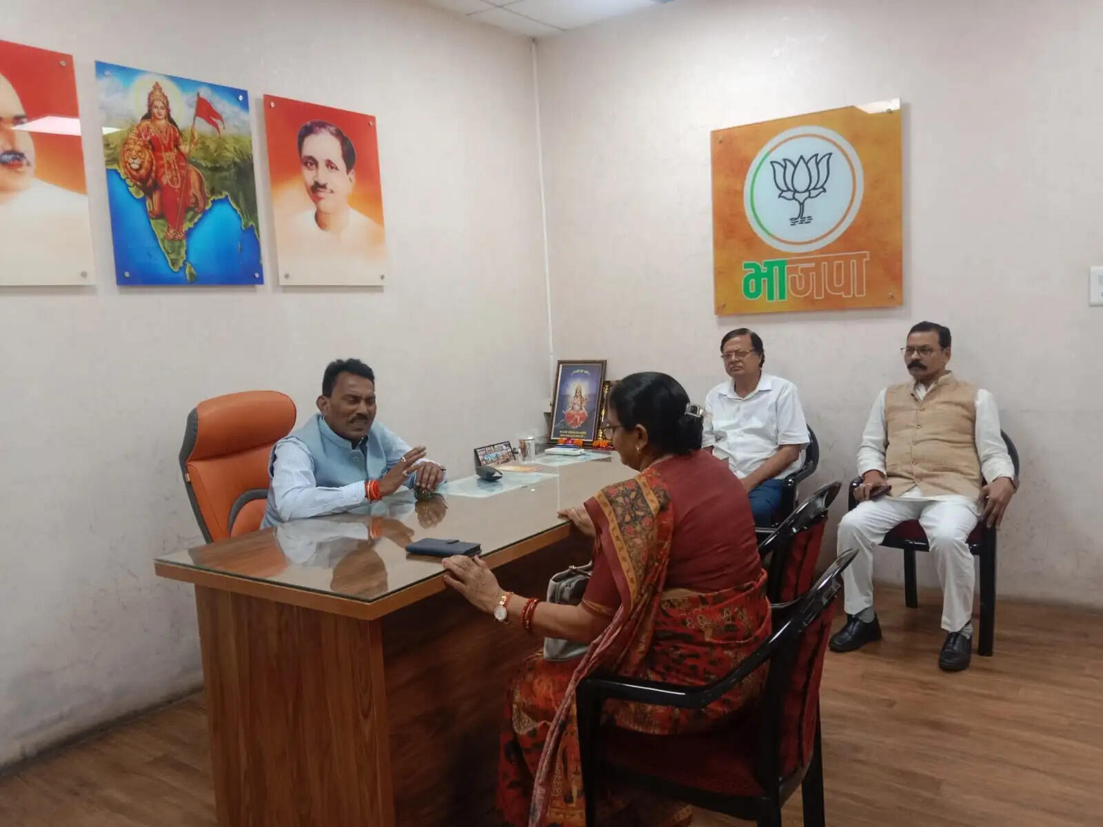 भाजपा प्रदेश कार्यालय में कैबिनेट मंत्री तुलसीराम सिलावट ने सुनीं कार्यकर्ताओं की समस्याएं