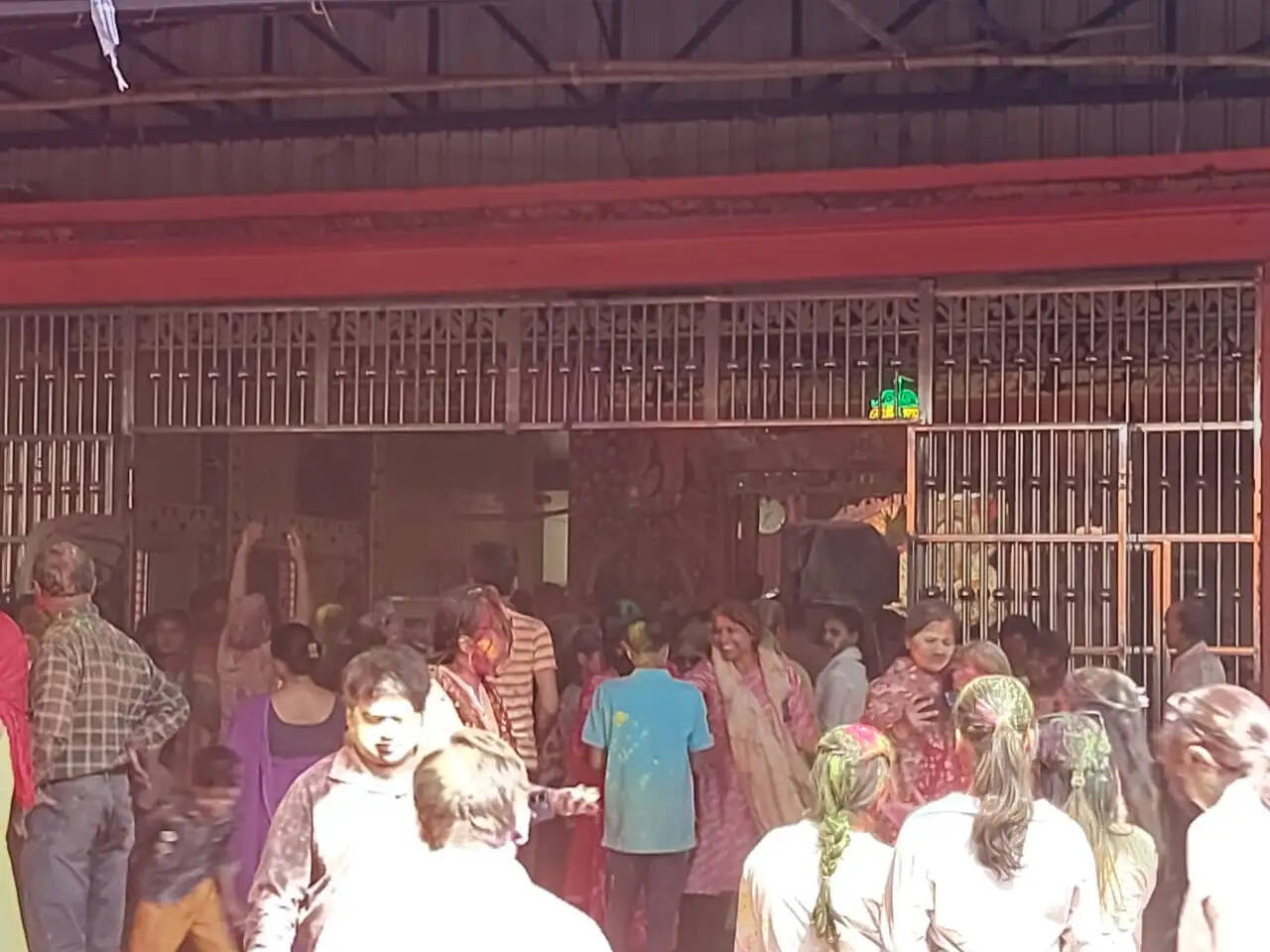 खड़गपुर में रंगों की धूम, सौहार्द के साथ मना होली उत्सव