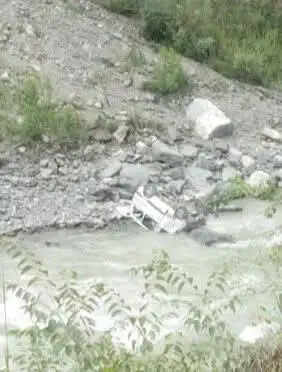 मंडी के बालीचौकी के पास तीर्थन में गिरी वैन, शिक्षक की मौत