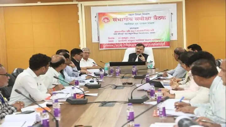 शिक्षा विभाग की योजनाओं का विद्यार्थियों को समय पर लाभ मिले: मंत्री उदय प्रताप सिंह