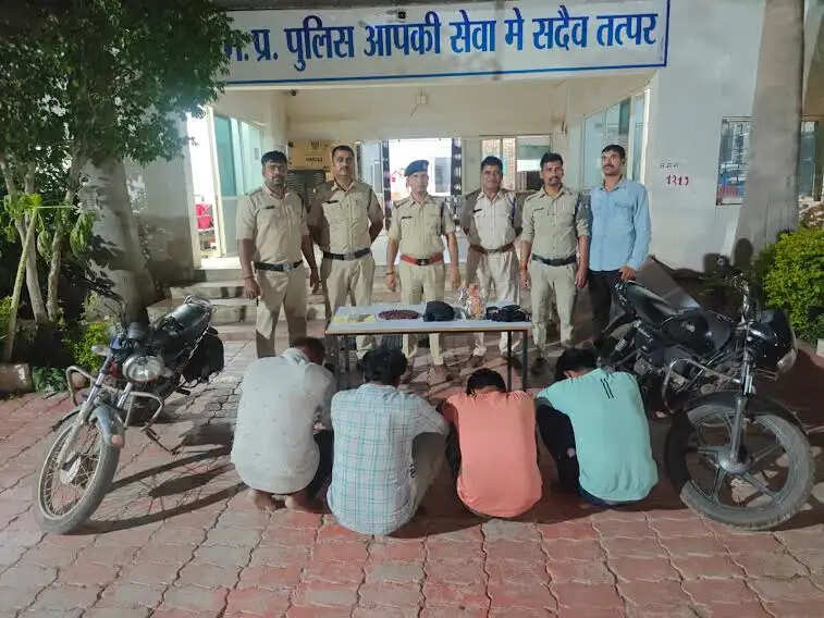नोटों की बारिश और गड़ा धन दिलाने का झांसा देकर ठगी करने वाले गिरोह का पर्दाफाश, चार गिरफ्तार
