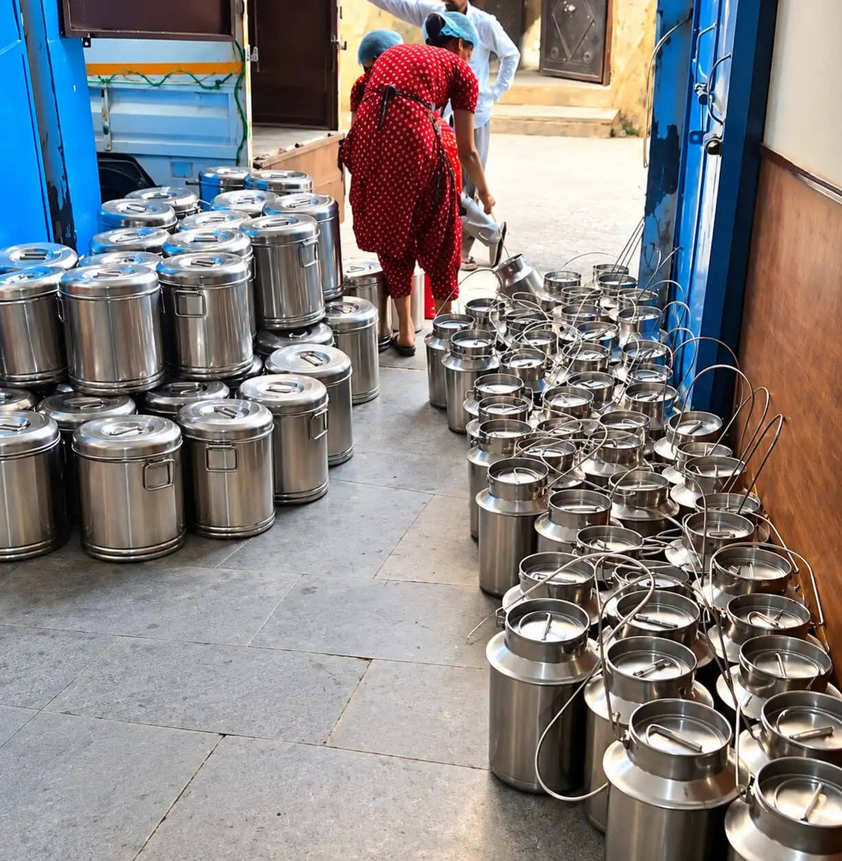 महापौर ने पूठ गांव स्थित मैत्रेयी मिड डे मील किचन का किया निरीक्षण