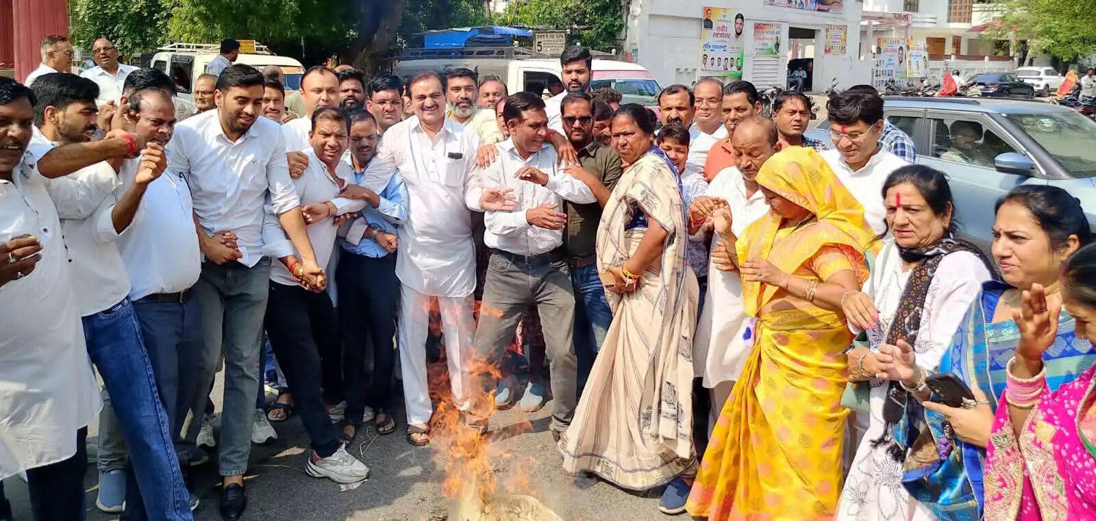 भाजपा प्रदेशाध्यक्ष के बयान के विरोध में कांग्रेस ने विरोध—प्रदर्शन कर पुतले फूंके