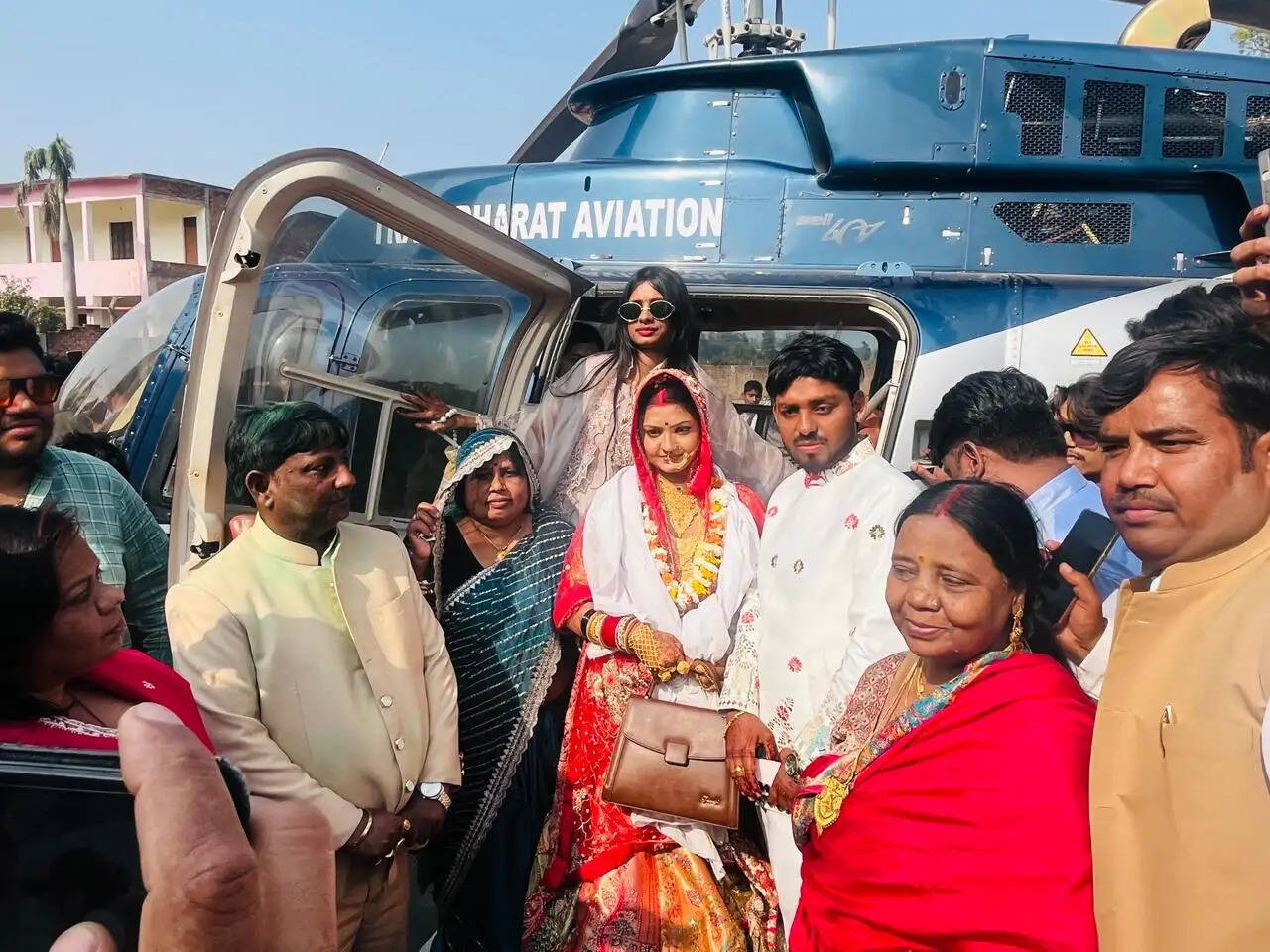 औरैया : हेलीकॉप्टर से दूल्हे संग पहुंची दुल्हन, बना आकर्षण का केंद्र