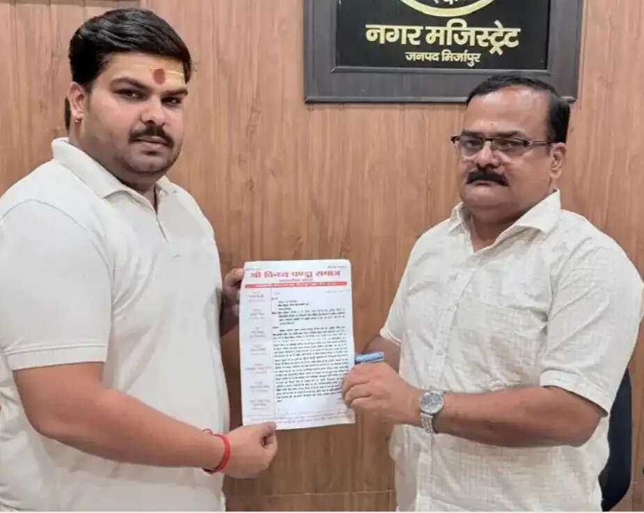 चुनाव कराइए-गर्भगृह में रील-वीडियो पर रोक लगाइए, सीएम योगी से शिकायत करेगा पंडा समाज