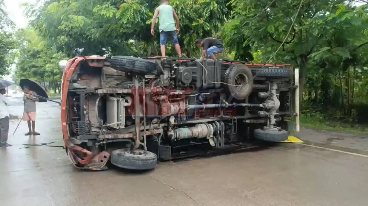 राष्ट्रीय राजमार्ग 27 पर ट्रक दुर्घटनाग्रस्त
