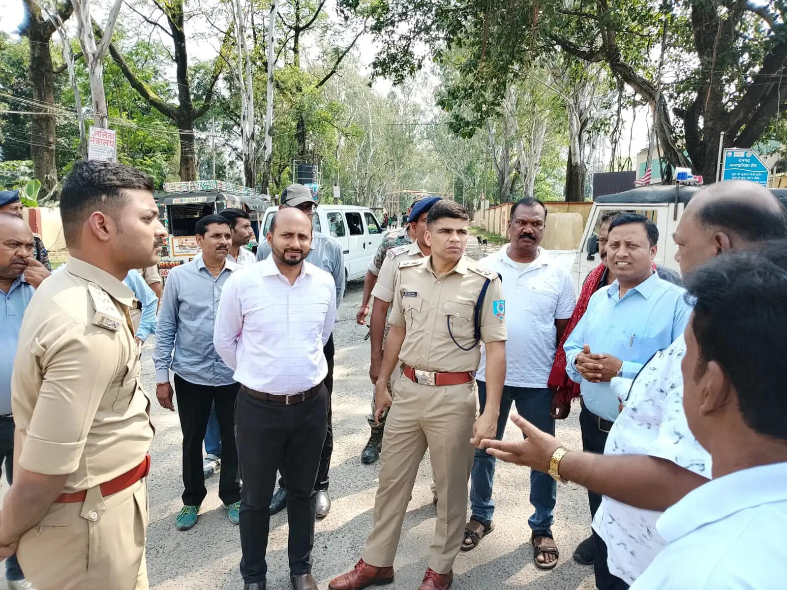 दुर्गा पूजा में पंडाल की सुरक्षा को लेकर डीसी और एसपी ने किया औचक निरीक्षण