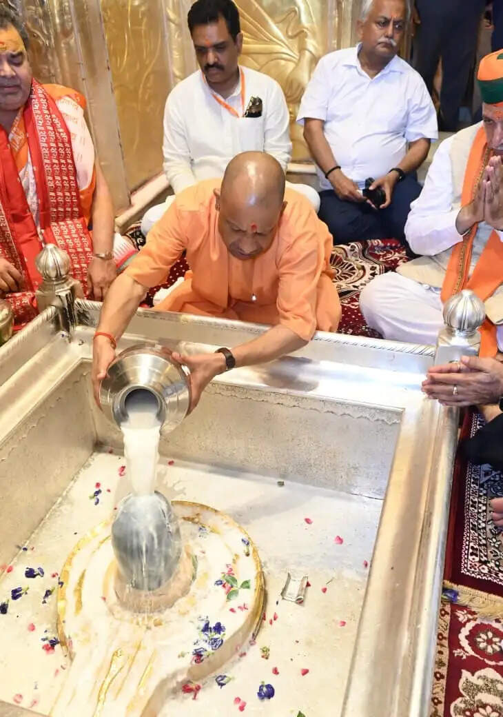 गुरु पूर्णिमा पर्व पर मुख्यमंत्री योगी आदित्यनाथ ने किया बाबा विश्वनाथ का दर्शन पूजन