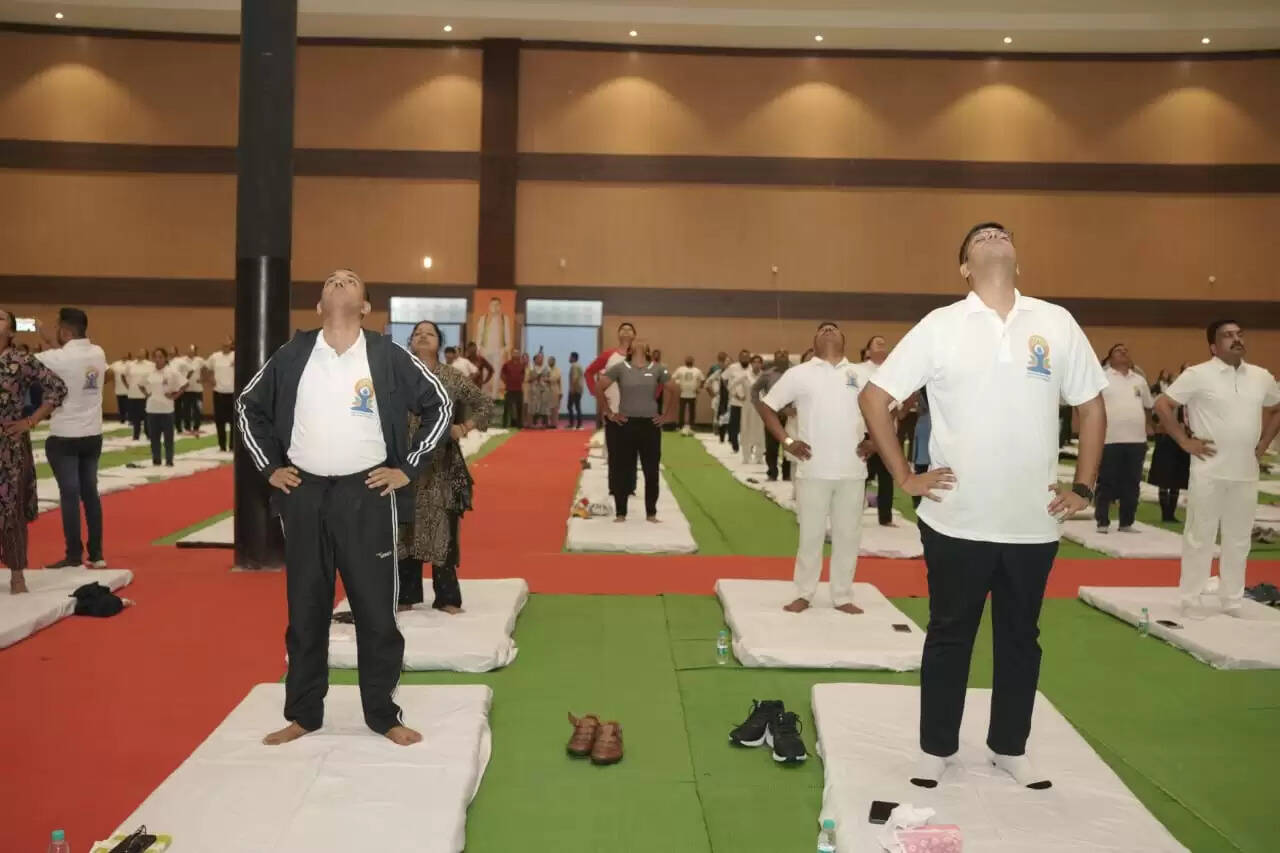 कोरबा : कैबिनेट मंत्री श्री देवांगन के सानिध्य में सामूहिक योग कार्यक्रम हुआ आयोजित, स्वस्थ जीवनशैली का दिया संदेश