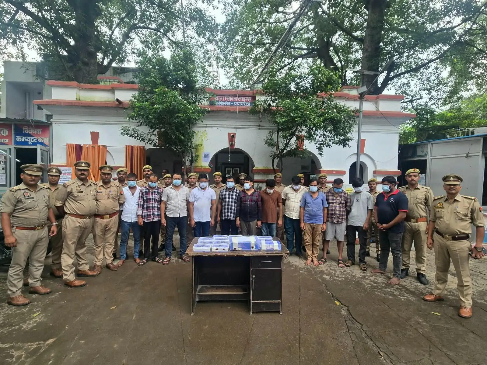 प्रयागराज में फोटो कॉपी की दुकान में चल रहा था जुए का अड्डा, 12 गिरफ्तार