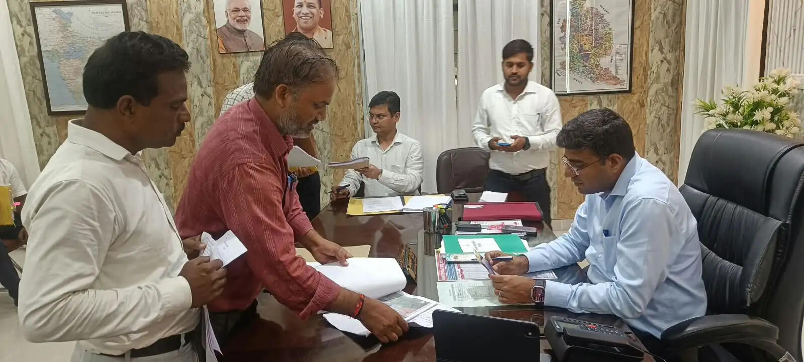 जिलाधिकारी दीपक मीणा ने कलेक्ट्रेट में सुनी फरियादियों की समस्याएं
