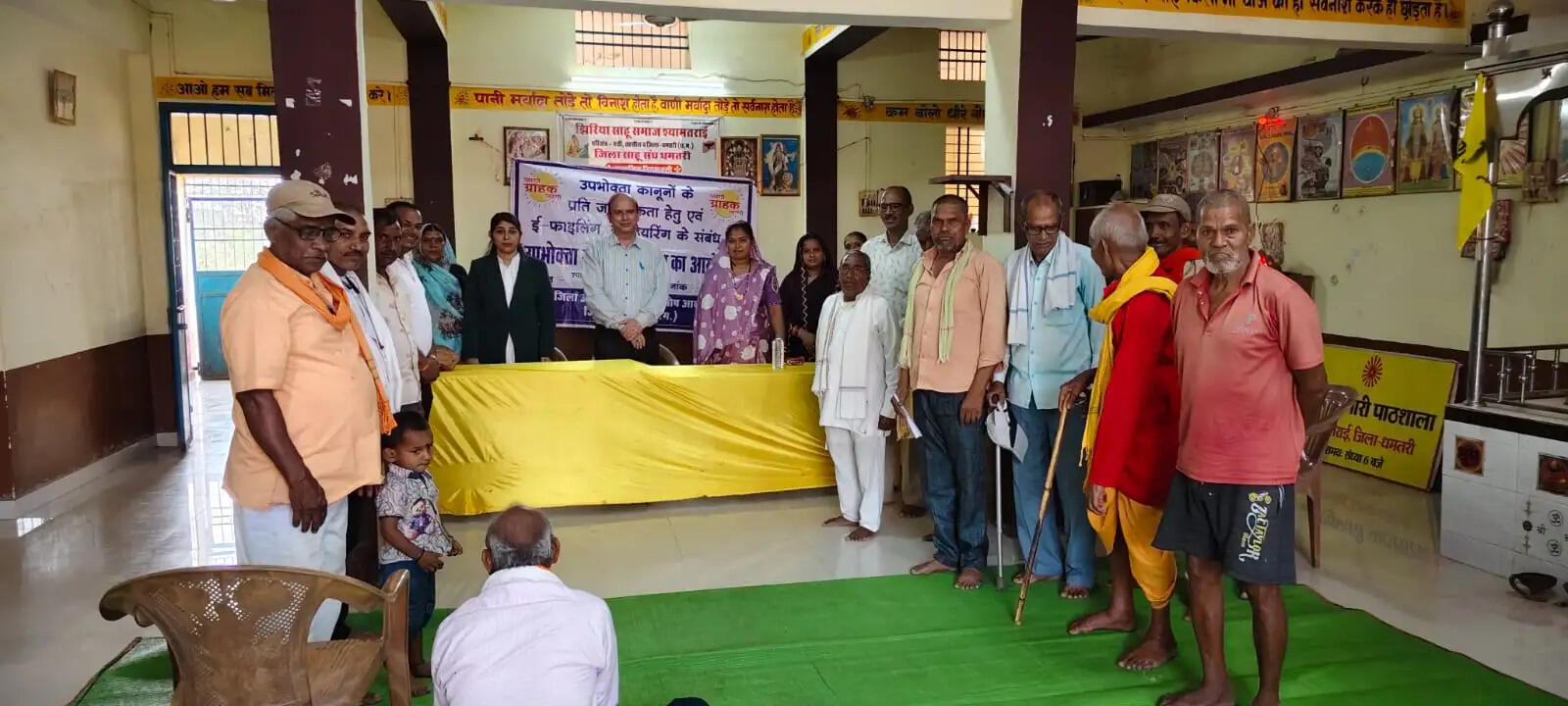 शिविर में ग्रामीणों को बताए अधिकार और ऑनलाइन ठगी से बचाव के तरीके