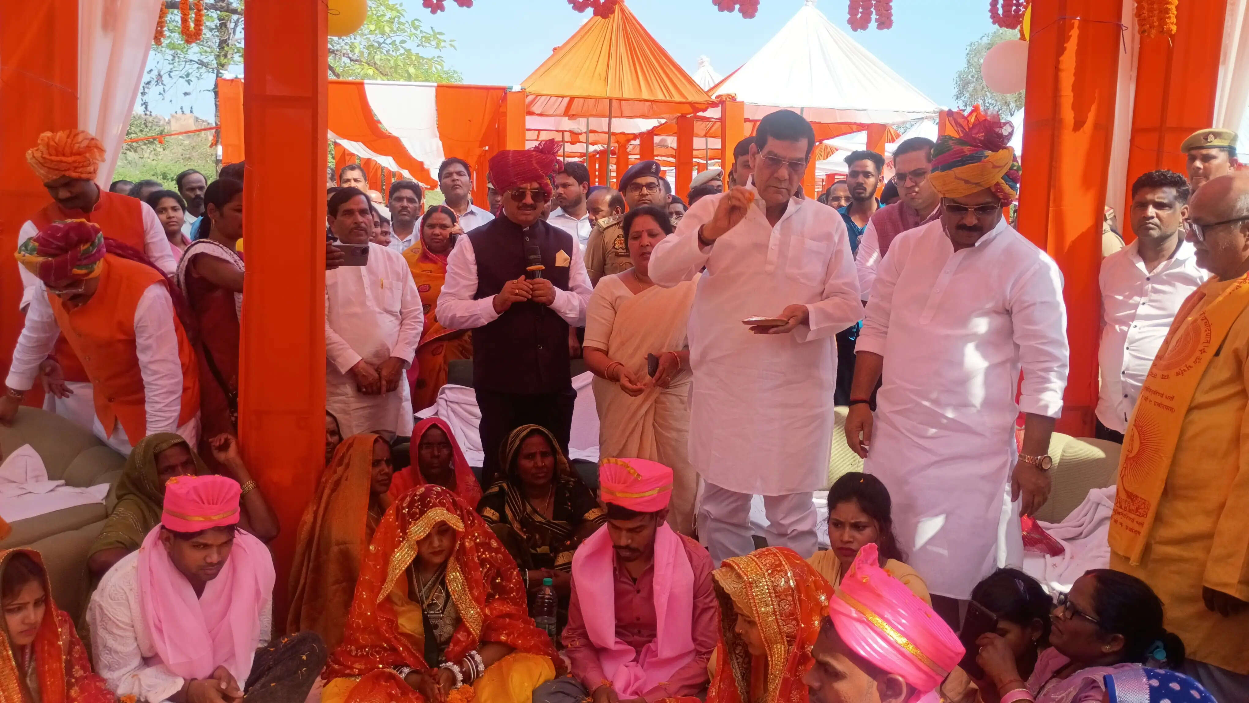 जौनपुर महोत्सव में 600 से अधिक जोड़ों का सामूहिक विवाह संपन्न , प्रभारी मंत्री ने दिया आशीर्वाद