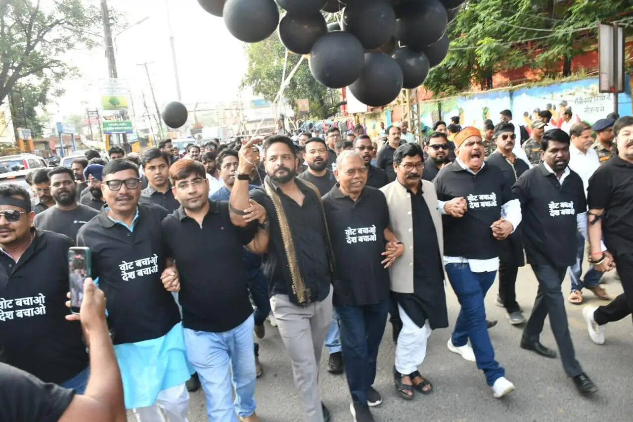 कांग्रेस ने विरोध मार्च निकाल कर मनाया काला दिवस, मांगा सीईसी का इस्तीफा