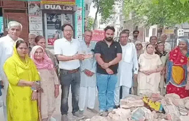 सोनीपत:ताऊ देवीलाल शिलालेख हटाने पर इनेलो ने किया प्रदर्शन,प्रशासन को चेताया