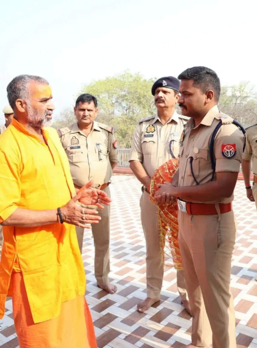 एसपी ने शक्ति पीठ कालिकन धाम में पूजा करने के बाद किया प्रमुख मंदिरों और मेला स्थलों का भ्रमण