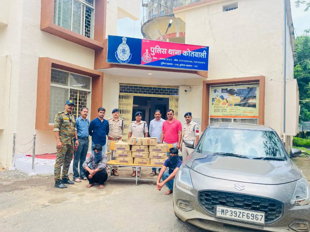 राजगढ़ः स्विफ्ट कार से 11 पेटी देशी शराब जब्त, दो आरोपित गिरफ्तार