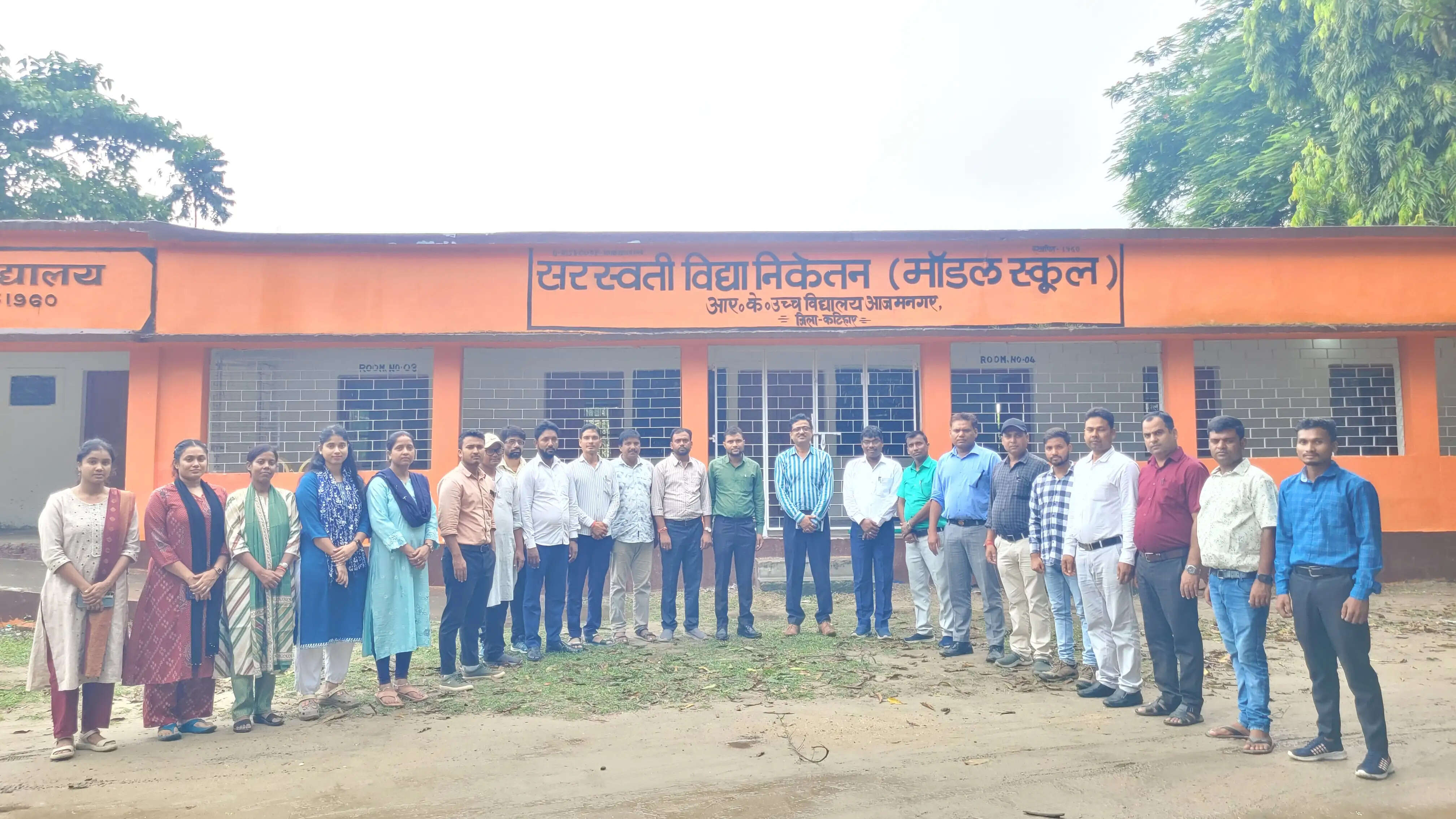स्कूलों में शिक्षा की गुणवत्ता परखने पहुंचे प्रशासनिक अधिकारी, 9वीं-10वीं के बच्चों को पढ़ाया सामान्य ज्ञान