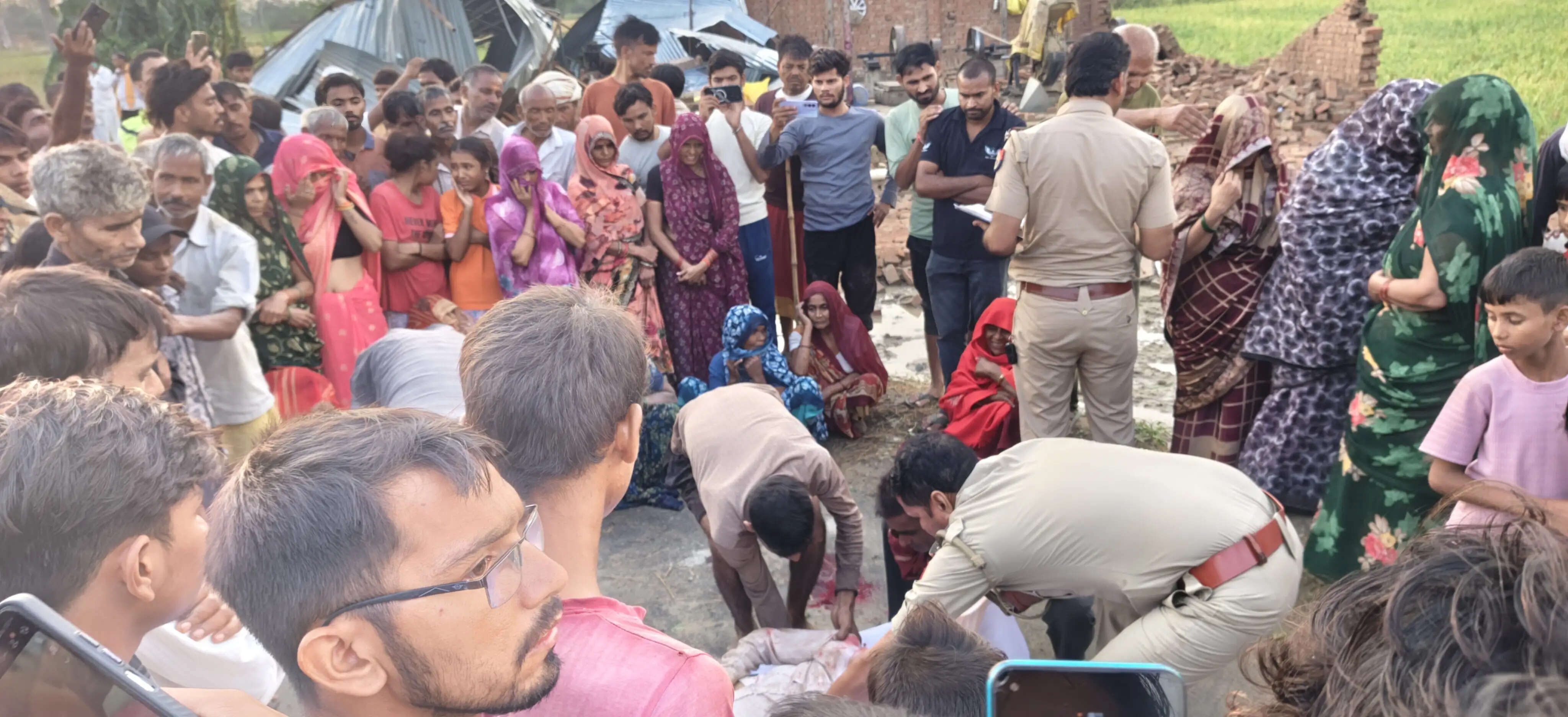 आंधी-ओलावृष्टि से दीवार ढही, बच्ची सहित दो की मौत; चार घायल