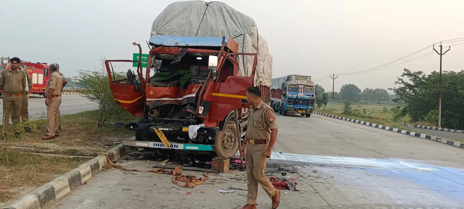 जौनपुर में सीएनजी कंटेनर और पेंट लदे ट्रक की टक्कर, चालक को जीवित निकाला