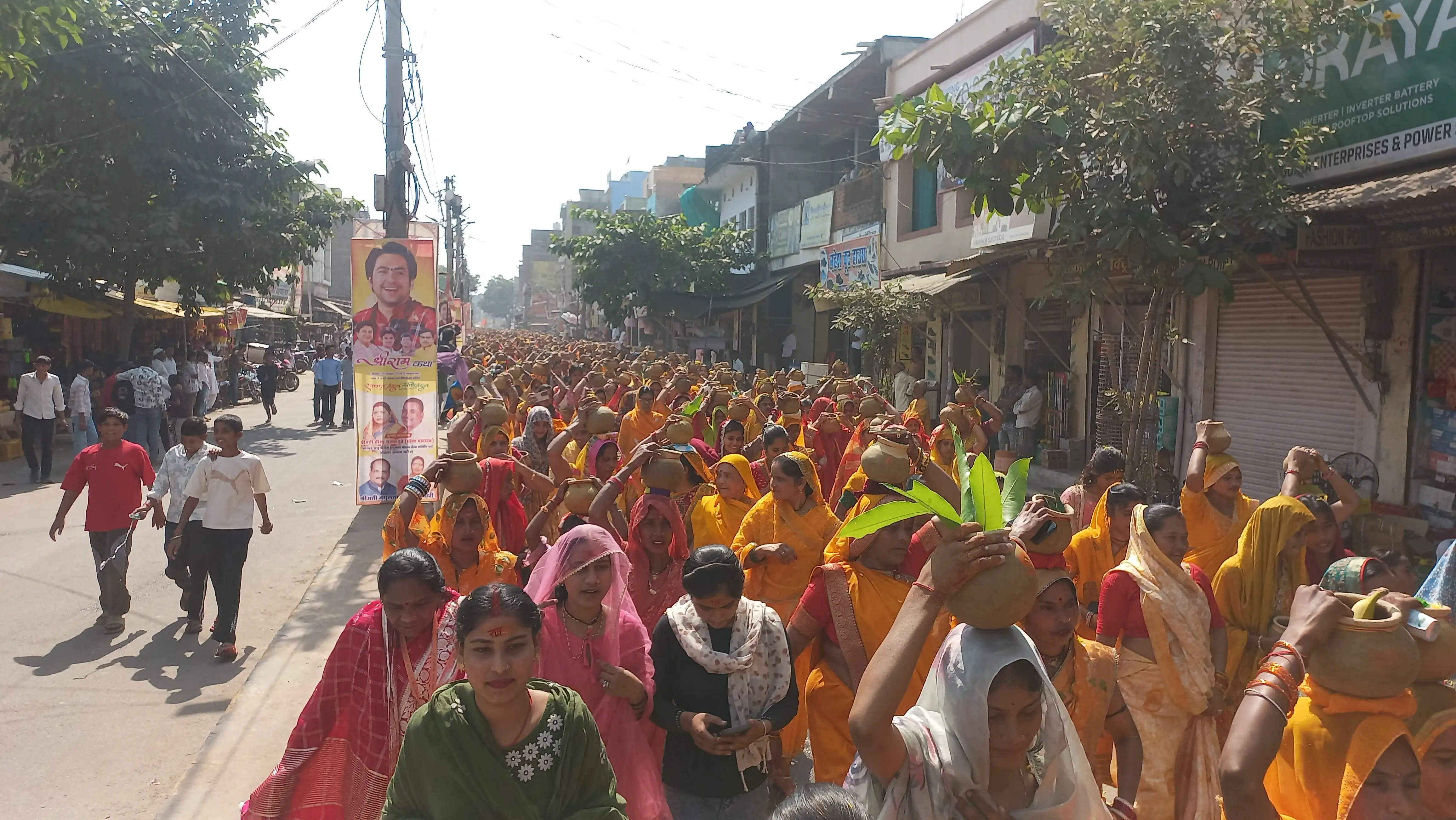 शिवपुरीः करेरा में बागेश्वर धाम सरकार की श्रीराम कथा के लिए निकली भव्य कलश यात्रा