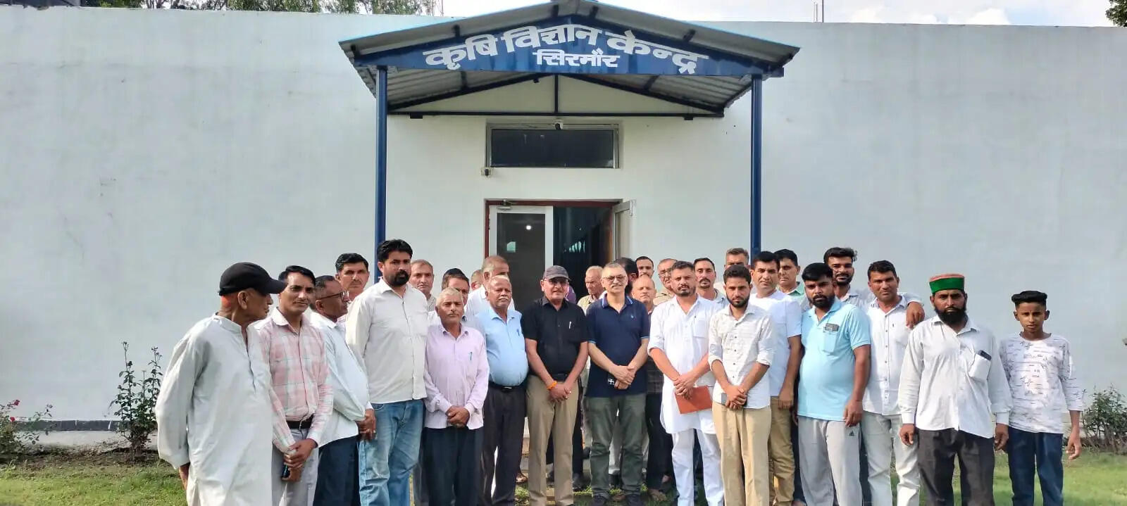 नाहन विधायक अजय सोलंकी ने कृषि विज्ञानं&nbsp;केन्द्र&nbsp;&nbsp;धौलाकुआं का किया दौरा, चंदन का पौधा लगाया
