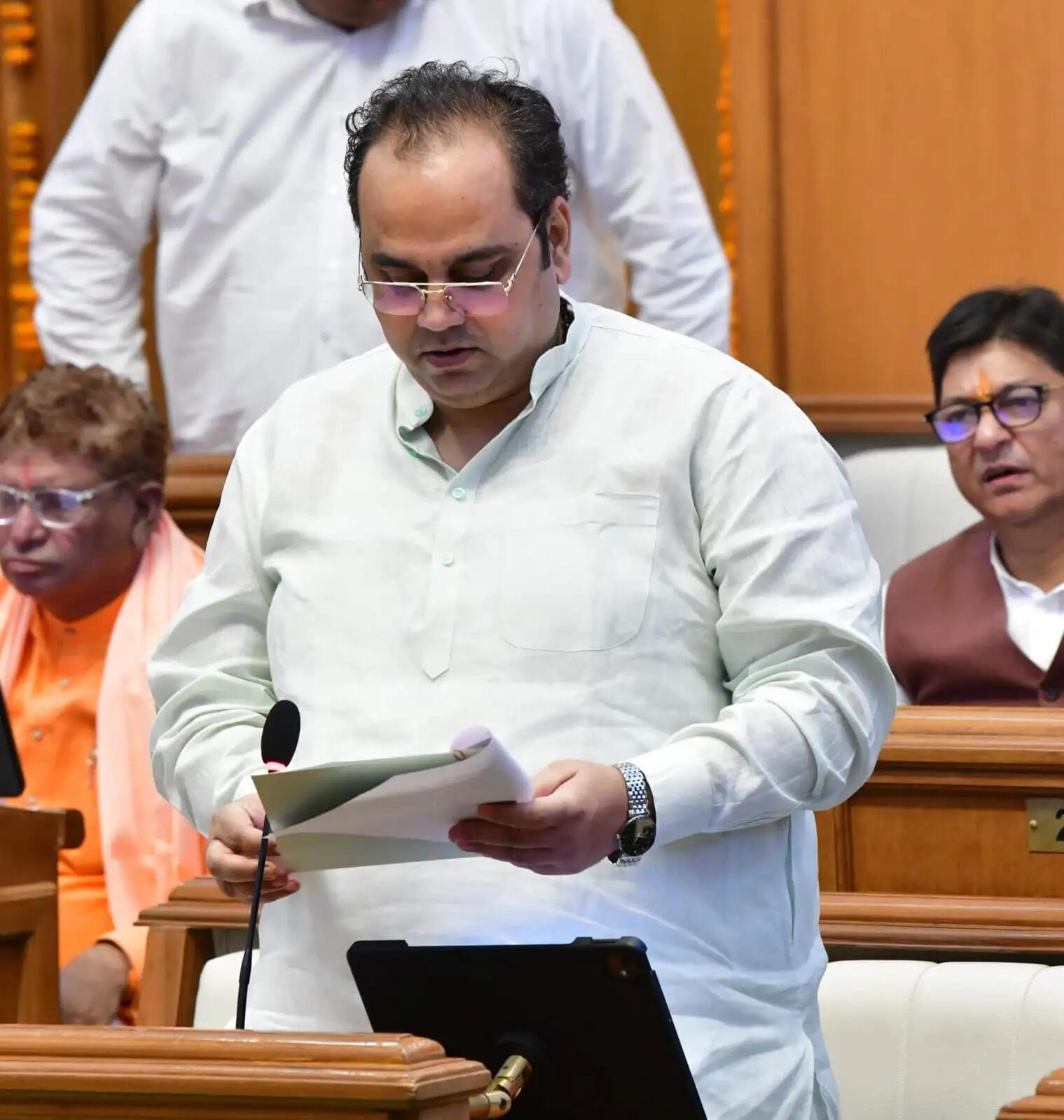 विधानसभा में नागरिकों को समय पर सेवाएं देने वाला विधेयक पेश