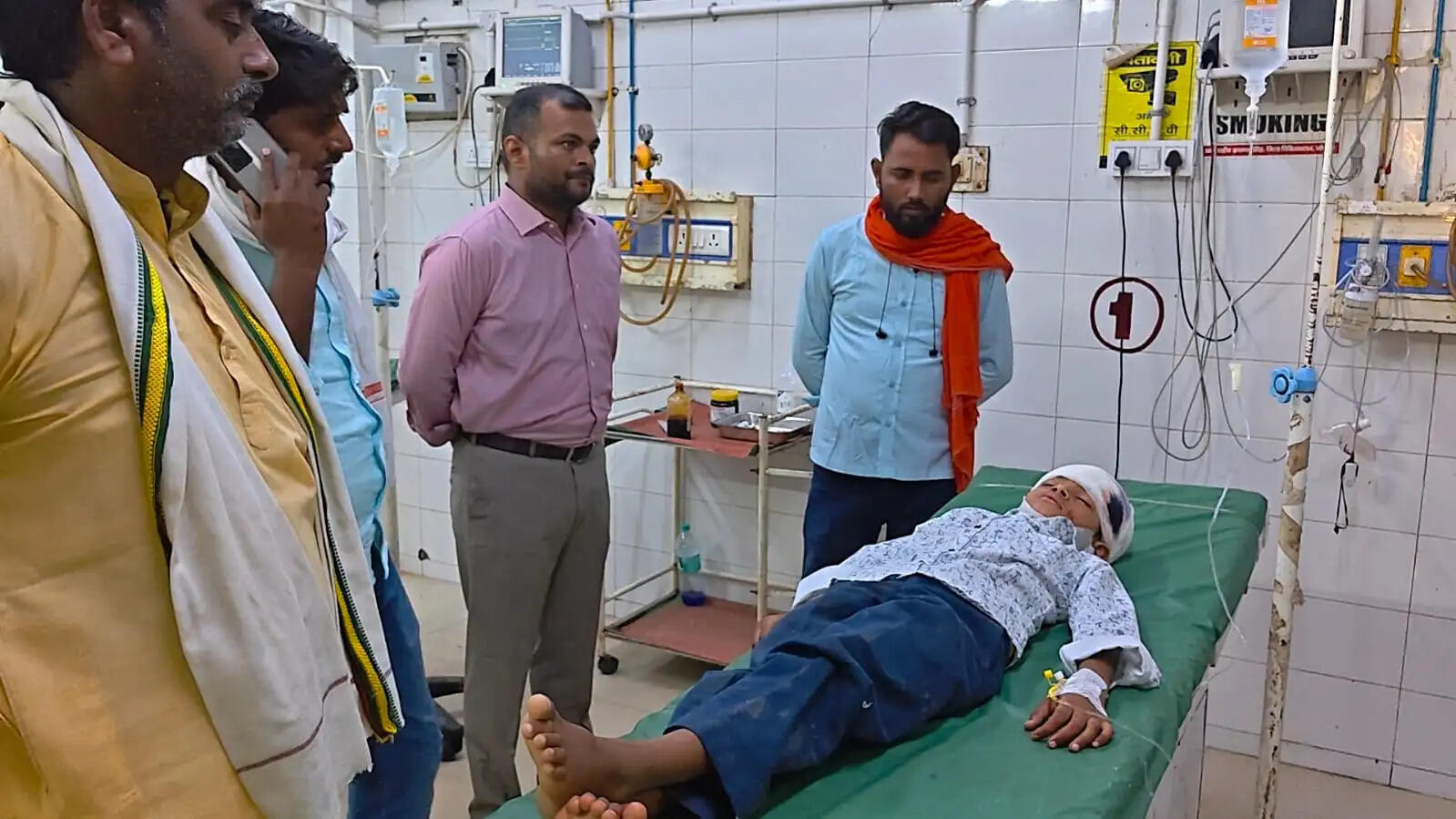 जौनपुर: बस की टक्कर से स्कूल वैन पलटी, सात बच्चे घायल