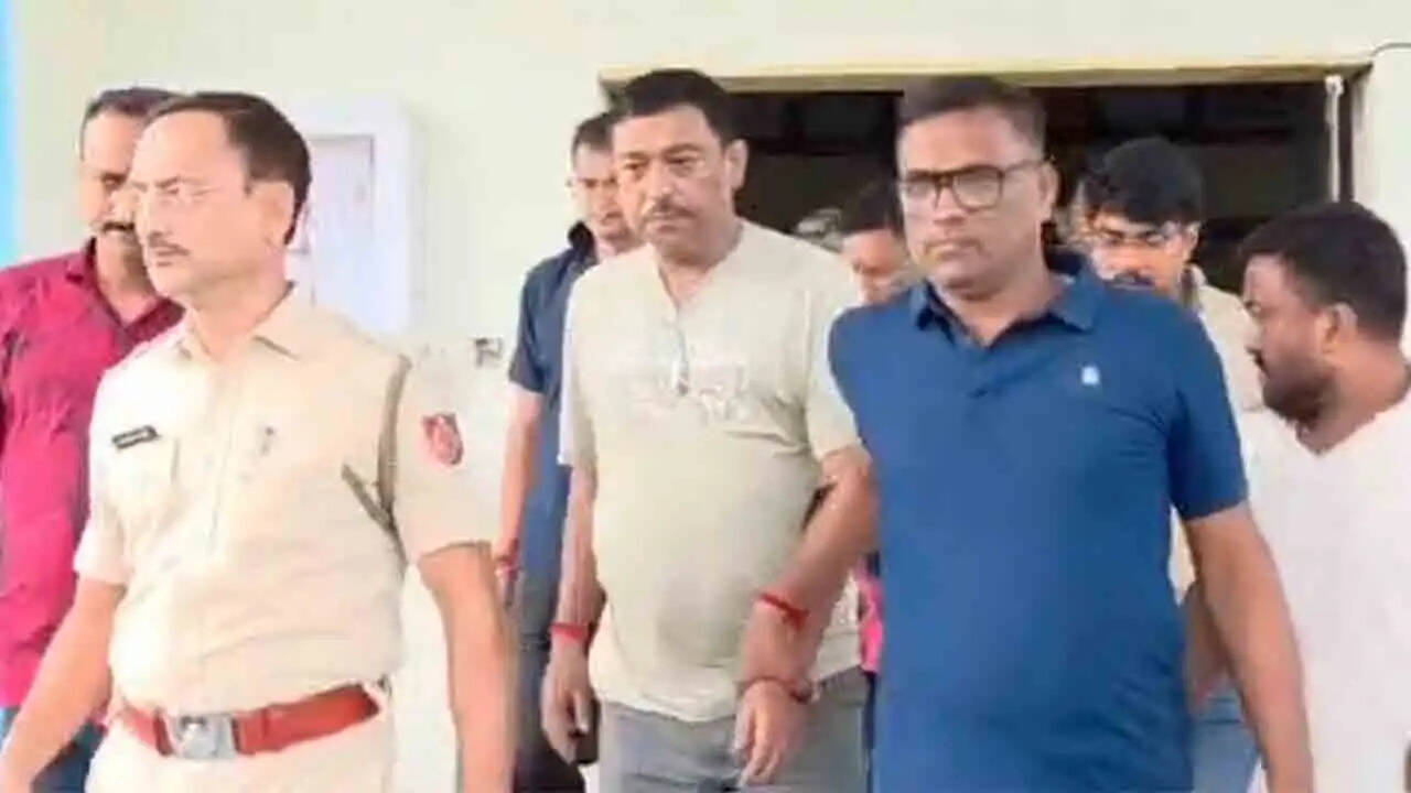 नैहाटी में पूर्व तृणमूल विधायक सनत दे के खिलाफ जनाक्रोश, लगे ‘चोर-चोर’ के नारे