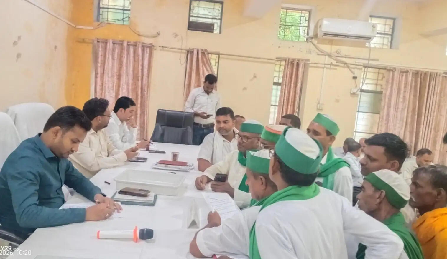 मीरजापुर में नहर की नाली पर अतिक्रमण से सूख रहे खेत, किसानों ने पानी के लिए एसडीएम से लगाई गुहार