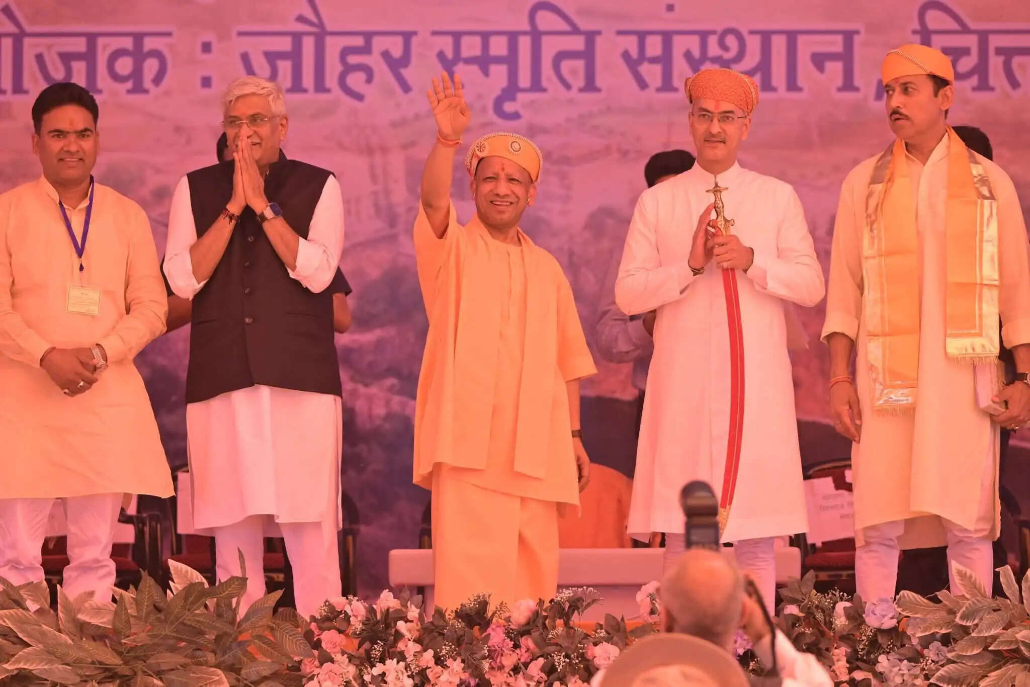 जातिवाद की राजनीति भारत की नींव को कमजोर कर रही : योगी आदित्यनाथ