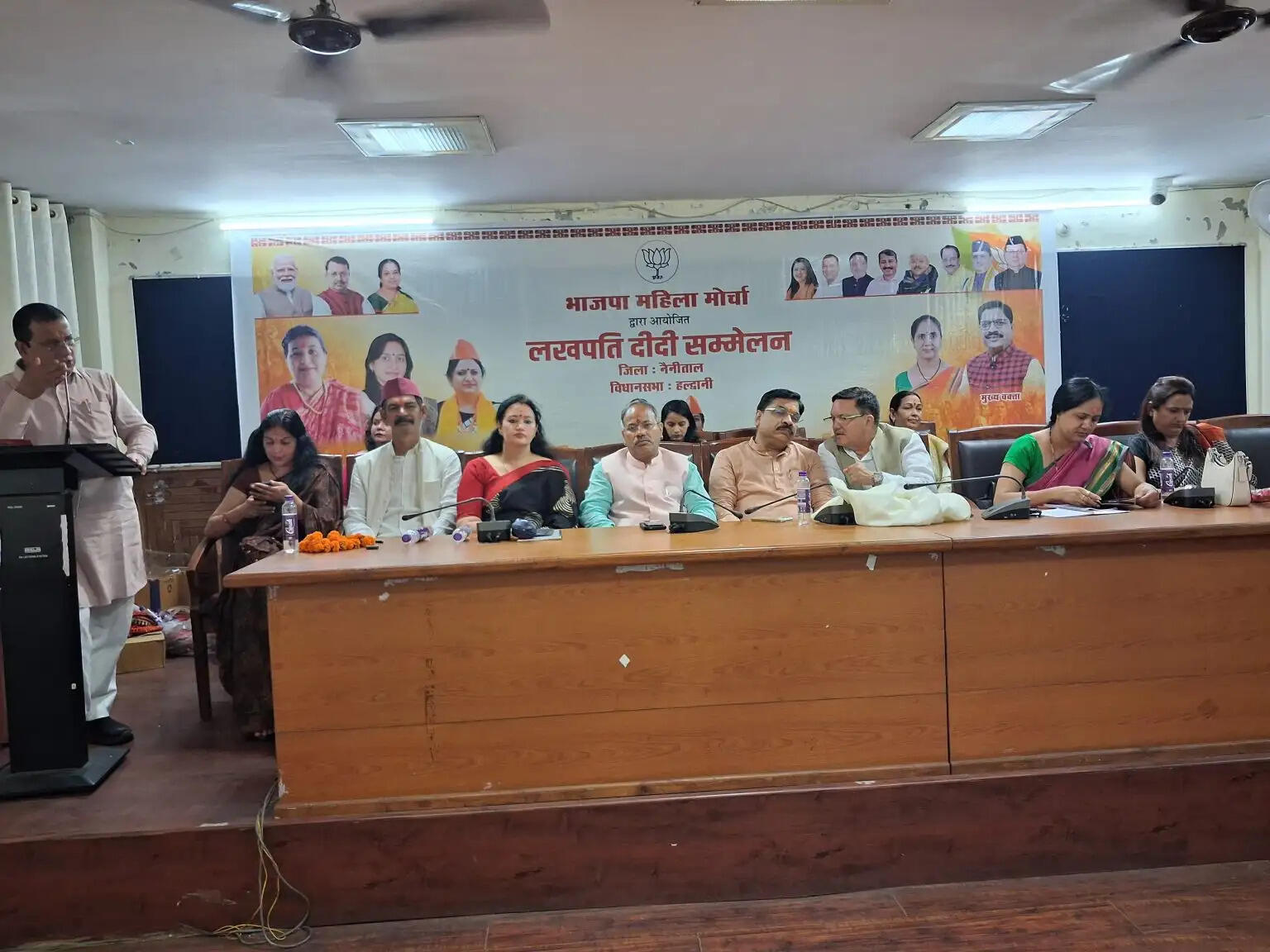 लखपति दीदी सम्मेलन में महिलाओं को किया सम्मानित