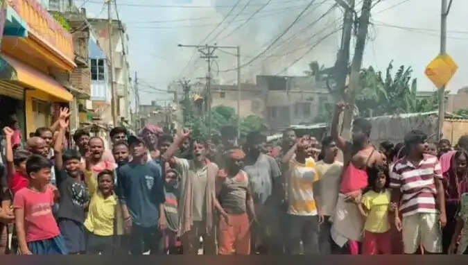 बिजली संकट पर फूटा लोगों का गुस्सा, सड़क जाम कर टायर जलाए