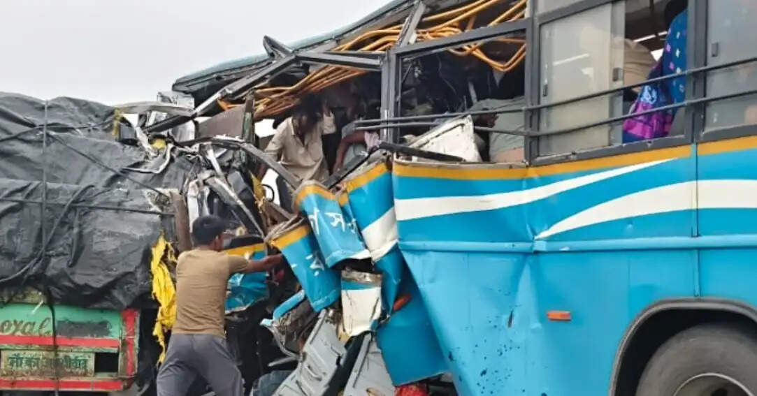 अपडेट : बस और ट्रेलर की टक्कर में चार की मौत, 39 से अधिक घायल