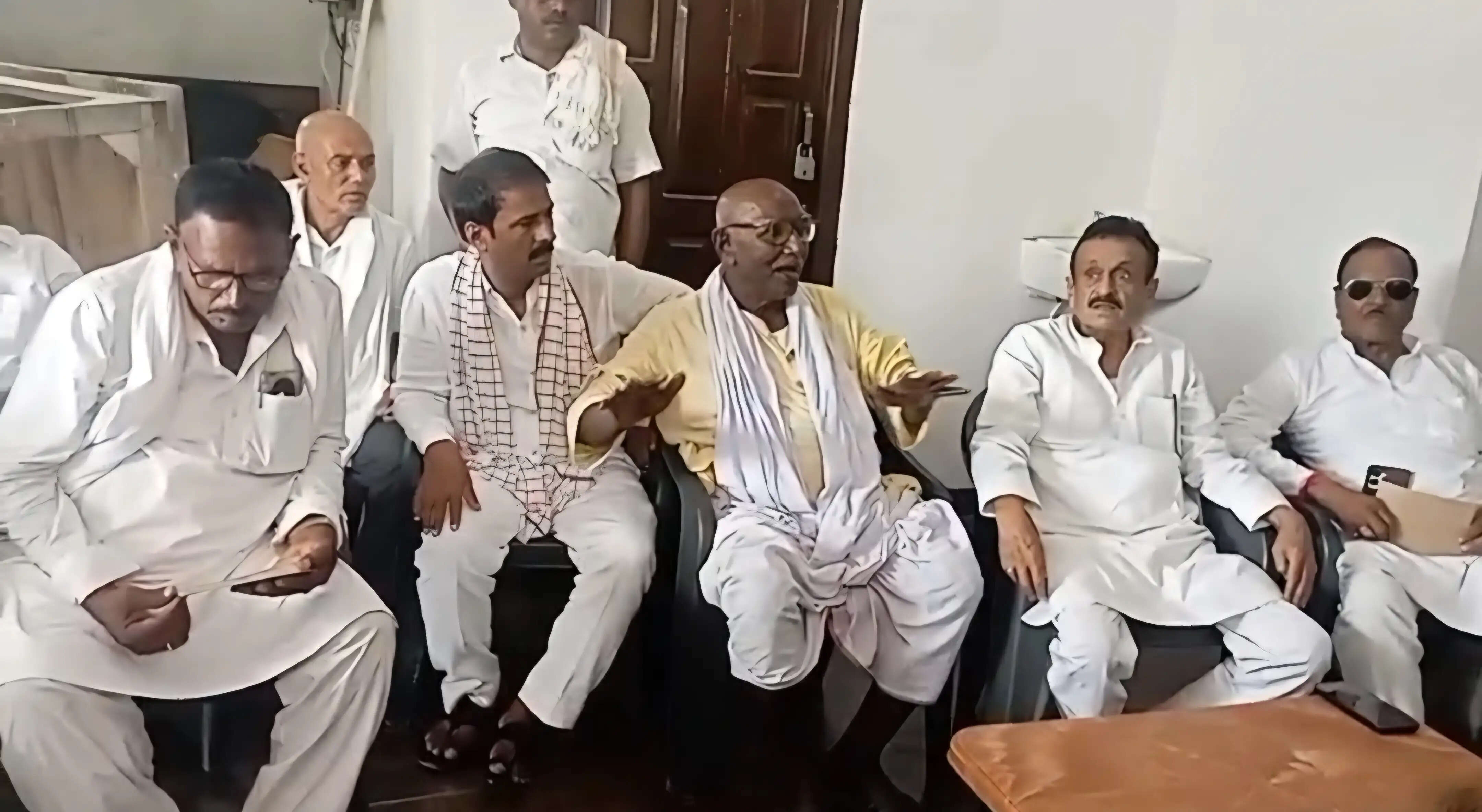 पूर्व मुख्यमंत्री स्व. दरोगा प्रसाद राय की जयंती को लेकर पूर्व मंत्री चंद्रिका राय ने की बैठक