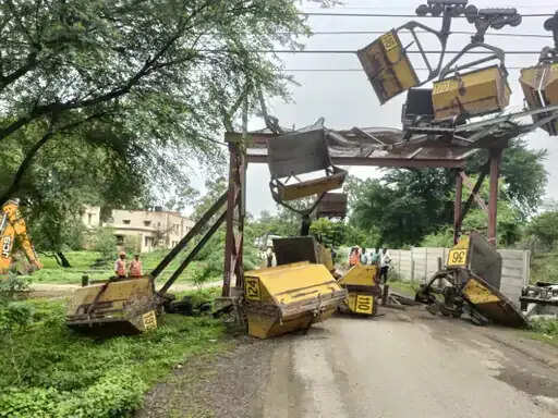 सतना में बिड़ला फैक्ट्री के रोपवे की तीन ट्रॉलियां सड़क पर गिरीं,&nbsp;आबादी वाले क्षेत्र में बड़ा हादसा टला, सुरक्षा व्यवस्था पर उठे सवाल