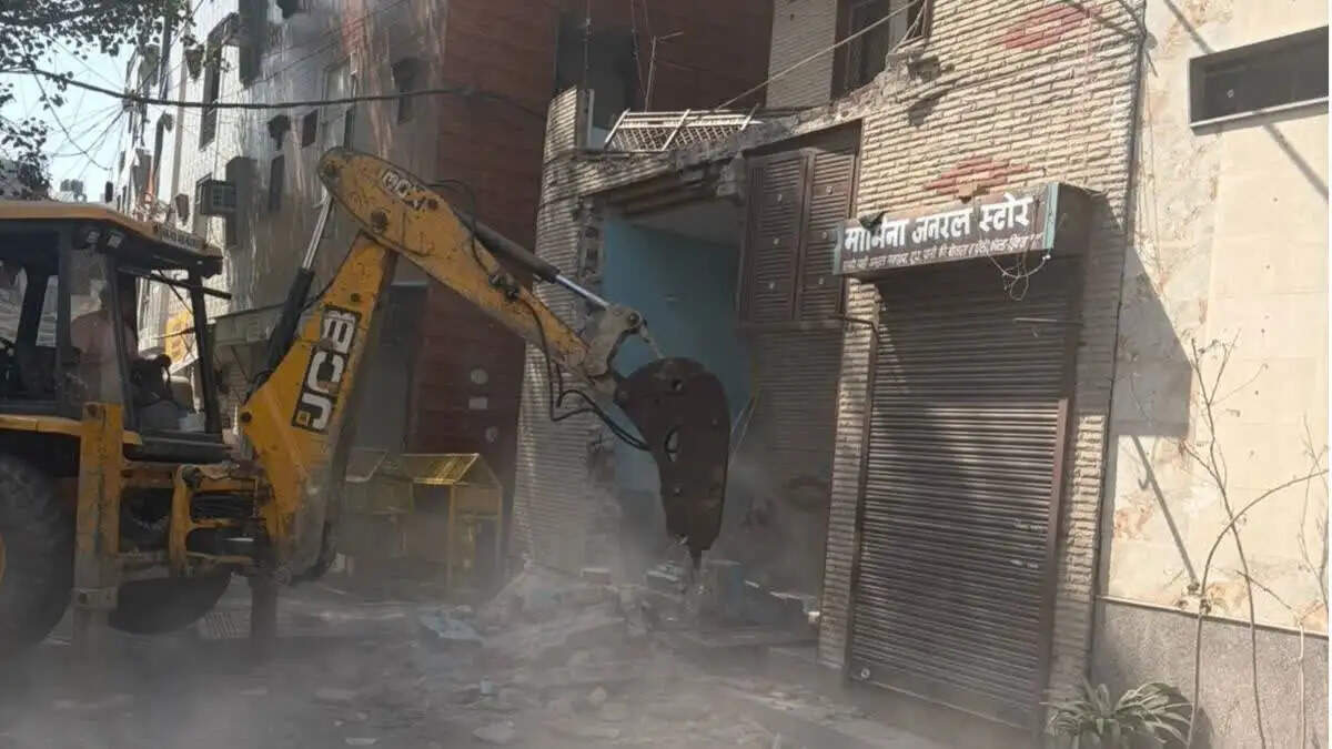 उत्तम नगर हत्याकांड में सख्त कार्रवाई, आठवां आरोपित गिरफ्तार, एक के मकान में चला बुलडोजर