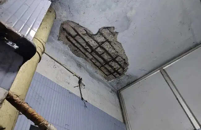 एनआरएस में सीसीयू की छत का हिस्सा गिरा, बाल-बाल बचे 12 मरीज